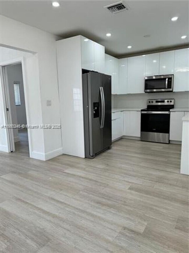 Foto del edificio - 693 NE 80th St