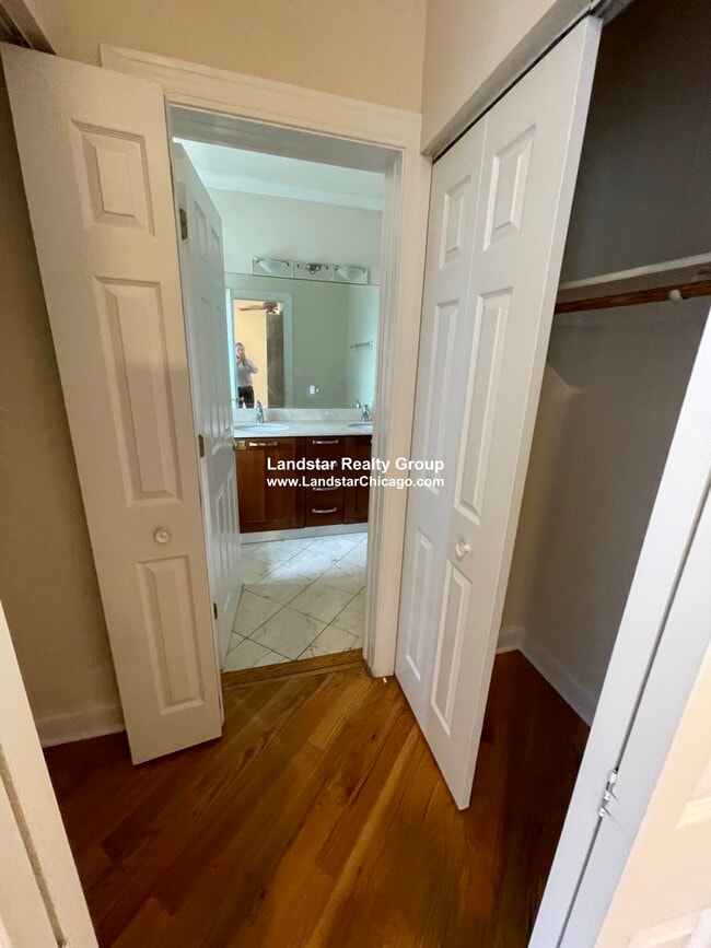 Building Photo - 6949 N Oakley Ave