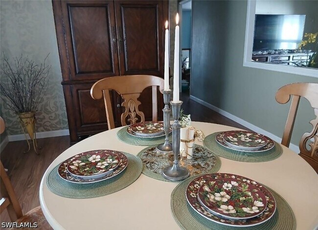 Foto del edificio - 2105 Cypress Ct