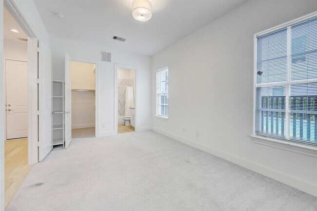 Foto del edificio - 3319 Timbergrove Oaks St