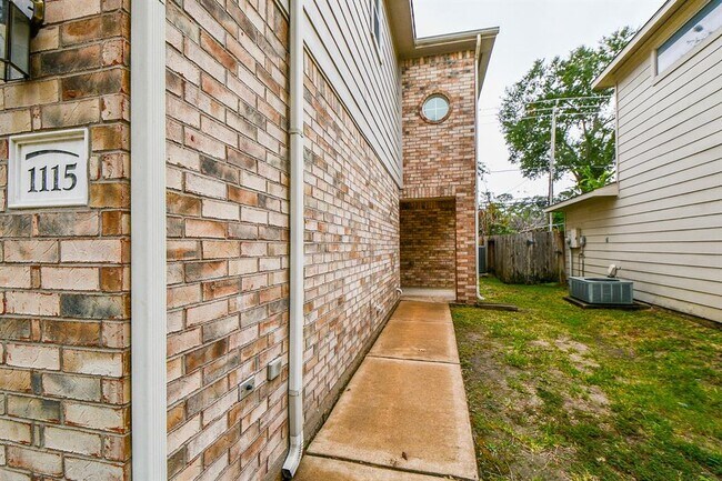 Foto del edificio - 1115 Eden Park Ln
