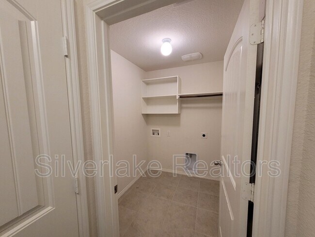 Building Photo - 1285 Alamandine Ave