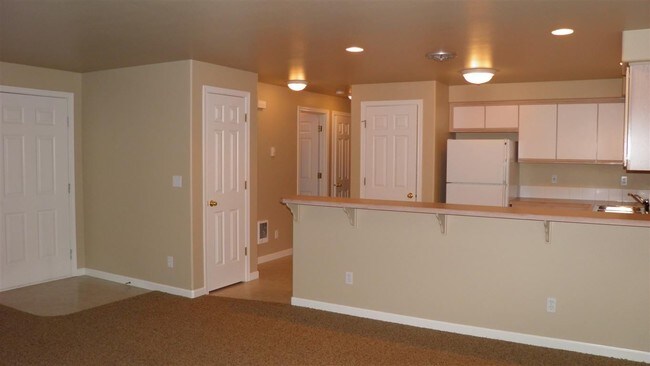 Building Photo - 1725 SW Forest Ridge Ave