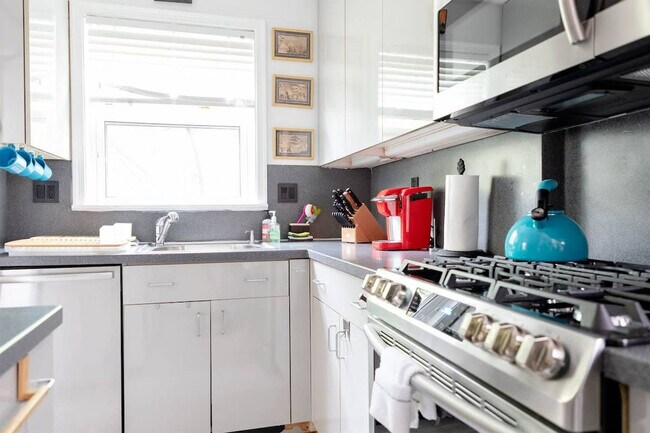 Foto del edificio - 3708 Albemarle St NW