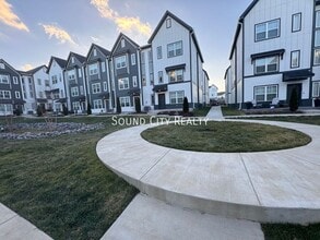 Building Photo - 700 N Dupont Ave