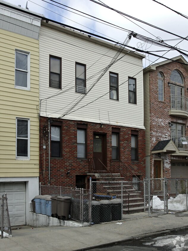 Primary Photo - 237 Webster Ave