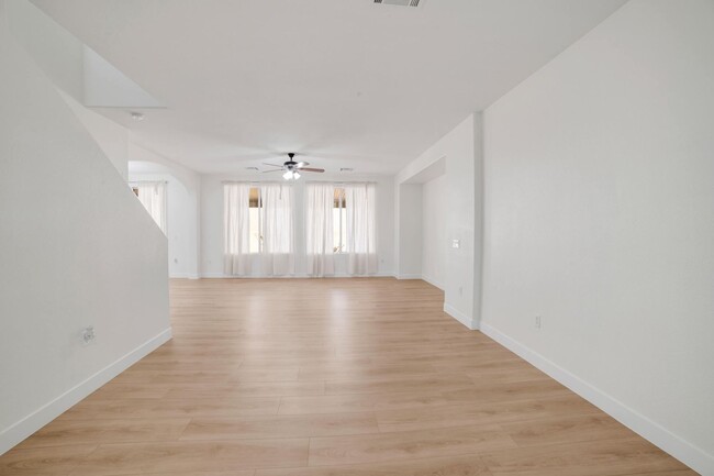 Building Photo - FULLY REMODELED - LIKE NEW - HENDERSON HOM...