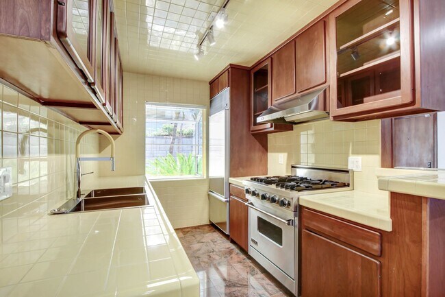 Building Photo - 807 5th St