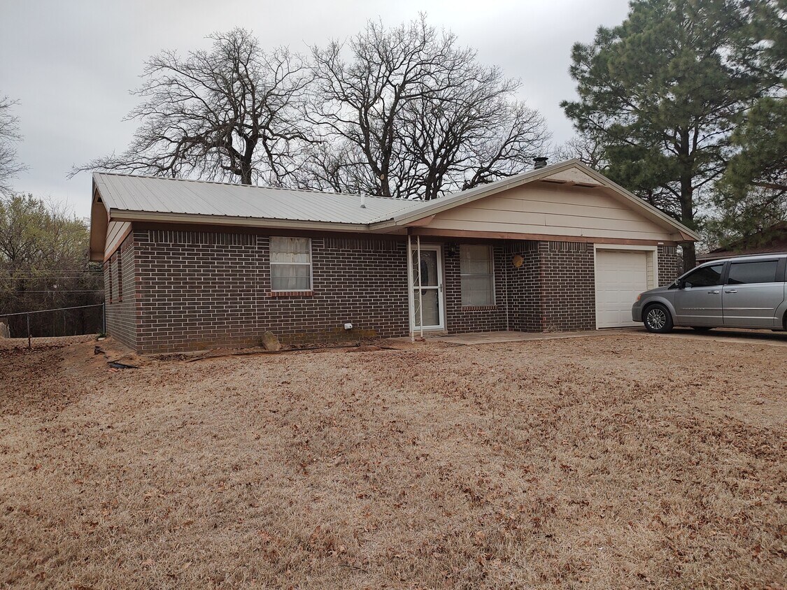 1215 Kimberly Dr, Chandler, OK 74834 House Rental in Chandler, OK