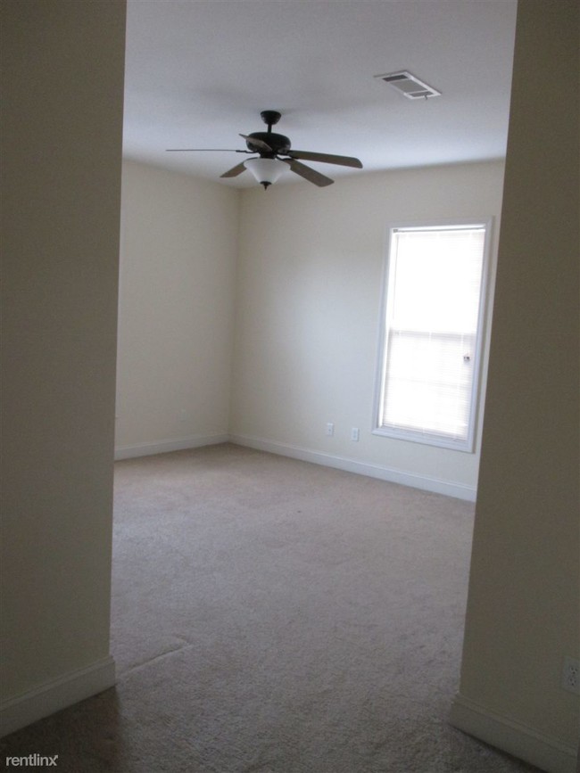 Foto del edificio - 101 Oak Forest Ln