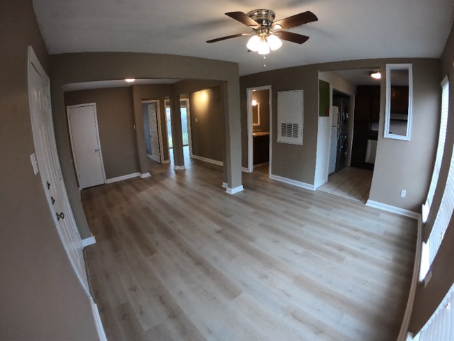 Building Photo - 404 Manuel Dr