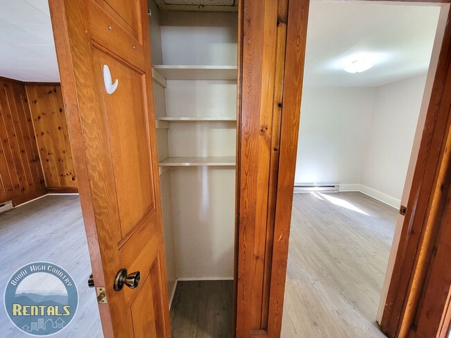 Foto del edificio - 915 Blowing Rock Rd