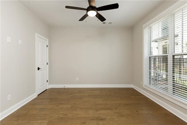 Building Photo - 439 Burton Dr