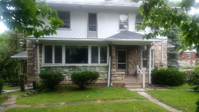 Building Photo - 5 BD/2BA Home next to Kirkwood with fenced backyard!