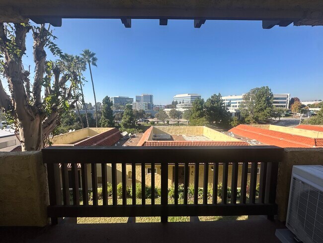 Foto del edificio - 5950 Buckingham Pky