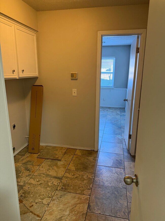 Foto del edificio - Fully remodeled 3 bed/2 bath home located in prime location just minutes from shopping, dining an...