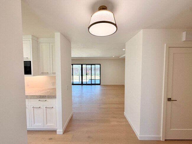 Foto del edificio - This premier 4-bed, 3-bath estate spans 2,565 sq. ft. on a 10,253 sq. ft. lot in North Los Altos.