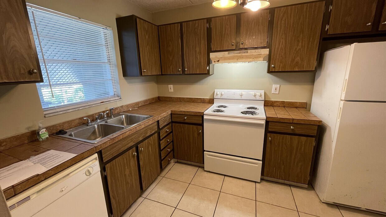 Primary Photo - 2820 Somerset Park Dr