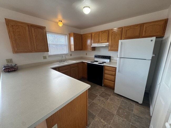 Building Photo - 496 W Bellflower Dr