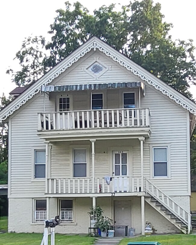 Front - 23 Canal St