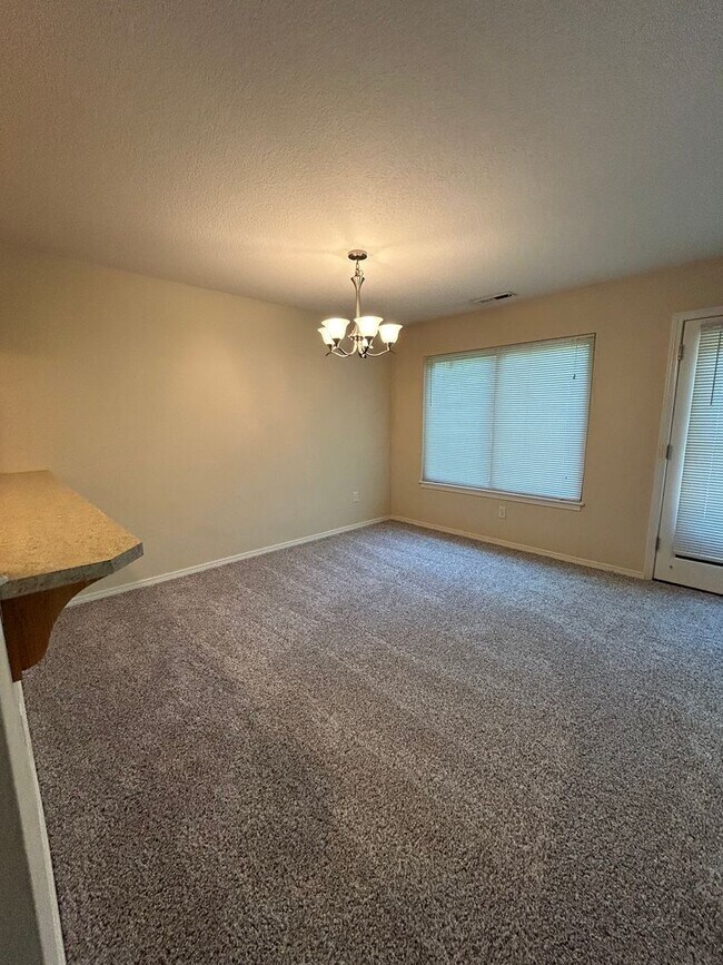 Building Photo - Great 2 Bedroom Condo near Vancouver Mall!
