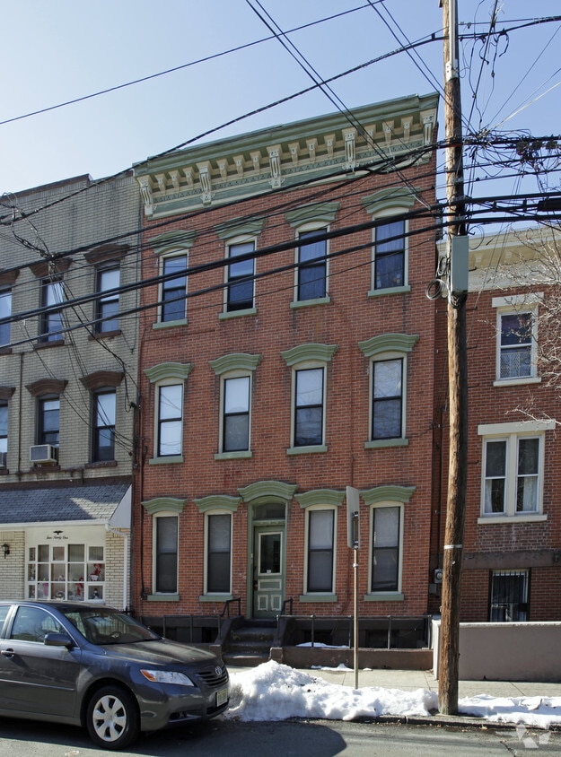 Building Photo - 493 Monmouth St