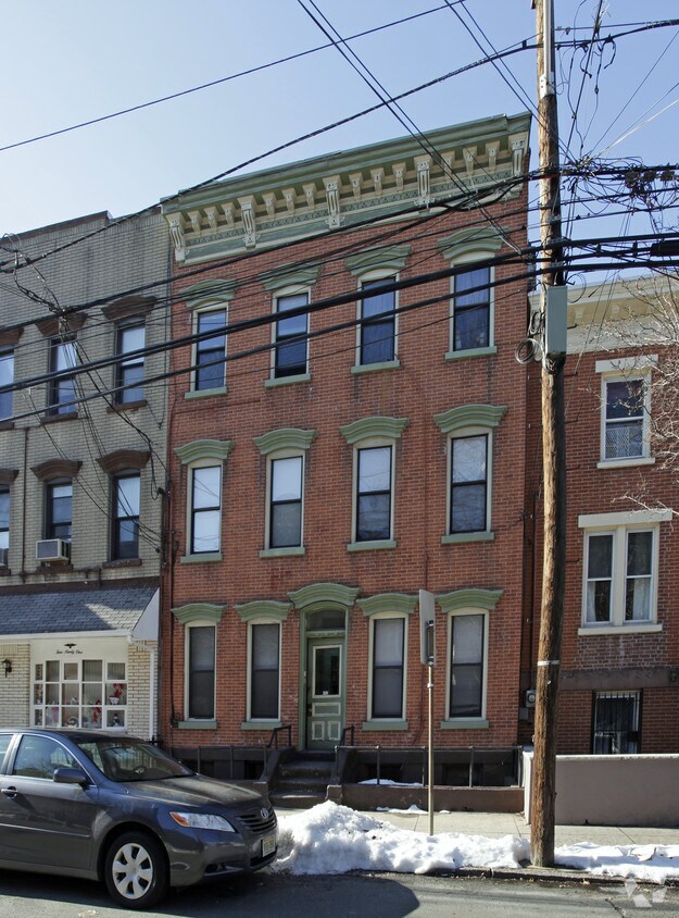 Foto del edificio - 493 Monmouth St