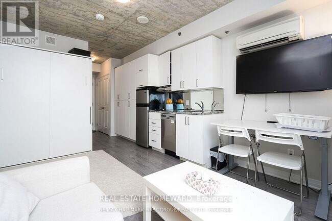 Photo du bâtiment - 1900 Simcoe St N