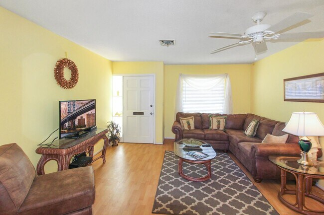 Building Photo - Beach Manor Villas Annual Condo for Rent