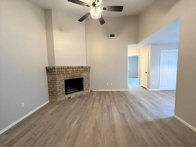 Foto del edificio - 12214 Thompkins Dr
