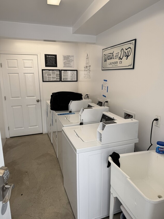 Building Photo - 11622 Chandler Blvd