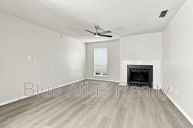 Foto del edificio - 8133 Foxfire Ln