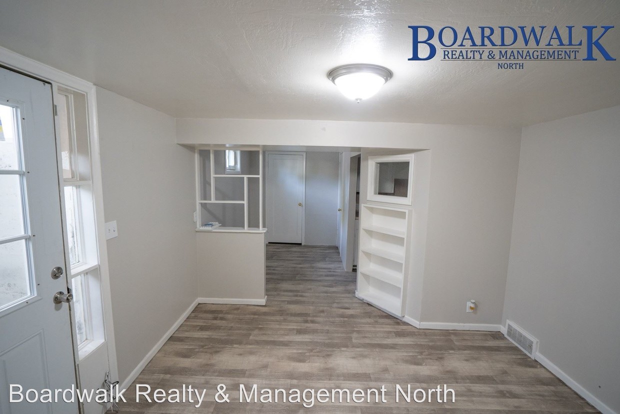 Foto principal - 296 S Lakeview Dr