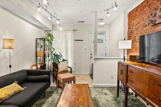 Foto del edificio - Charming Row Home | 2 Bed | 1 Bath | 950 Sf | Fenced Backyard | 2 Surface Parking Spaces