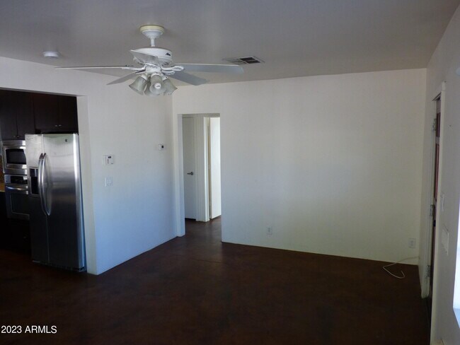 Building Photo - 307 E Verde Ln