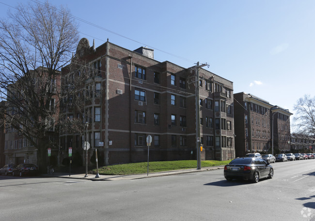 Building Photo - Pine Court