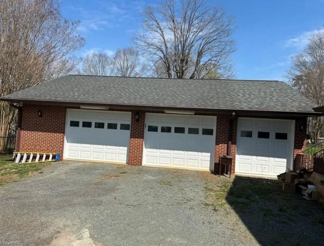 Building Photo - 6170 Vienna Dozier Rd