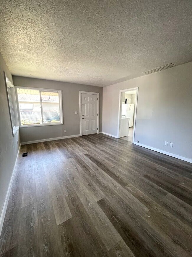 Building Photo - Large 2 Bed, 1 Bath Duplex Apartment with ...