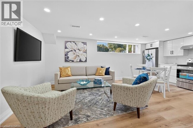 Building Photo - 175 E 45th St