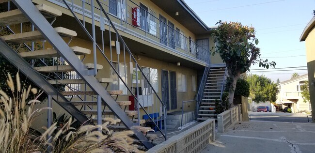 Building Photo - 2118 Vanderbilt Ln
