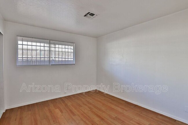 Building Photo - 1702 W Vogel Ave
