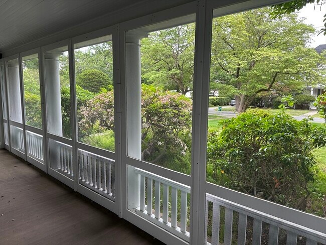 Foto del edificio - 96 Beach Bluff Ave