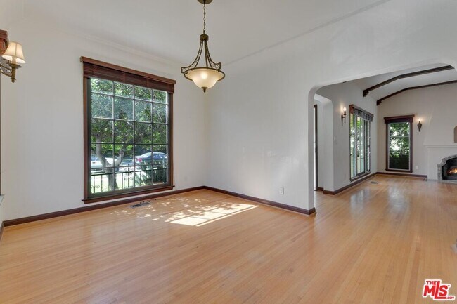 Foto del edificio - 2320 Pelham Ave