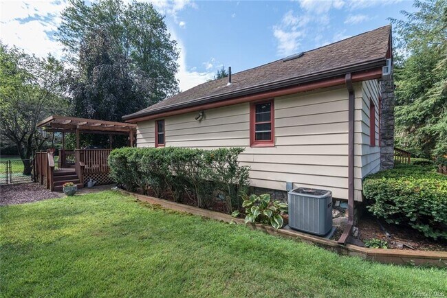 Building Photo - 27 Pine Hill Dr