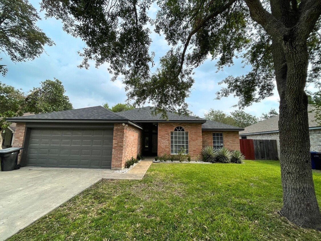 Primary Photo - Spacious Living, Perfect Location!