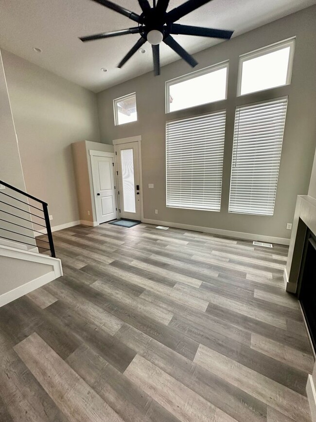 Building Photo - Beautiful 4 Bed 2.5 Bath Daybreak Townhouse
