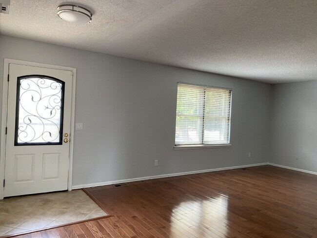 Building Photo - AVAILABLE July 11th!! Well Maintained Home in Seven Hills.