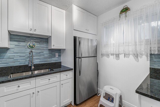 Building Photo - 2855 Garden Dr S