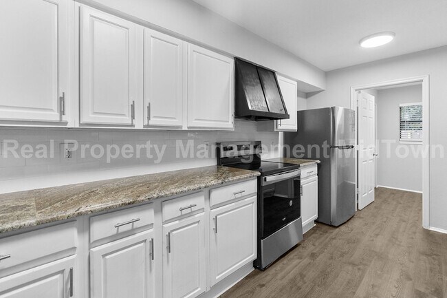 Building Photo - 2801 Meadowview Dr