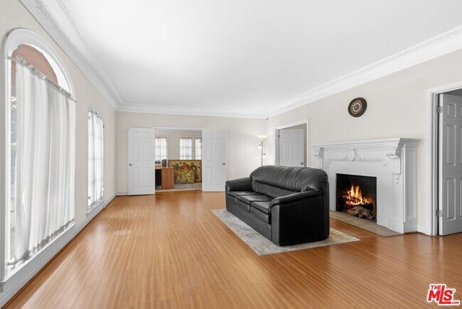 Building Photo - 727 Crenshaw Blvd